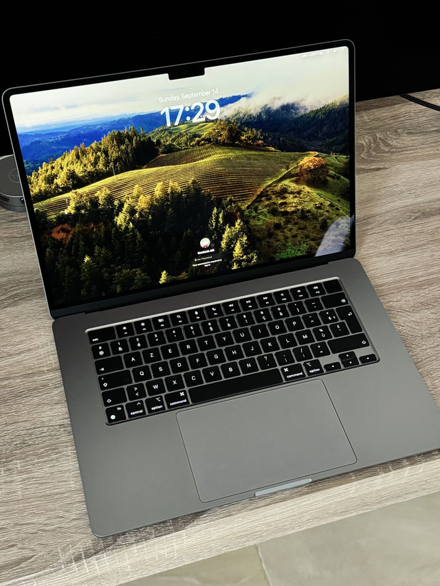 Macbook Air 15 M2 16G 256G 10 coeurs 2023 12 cycles