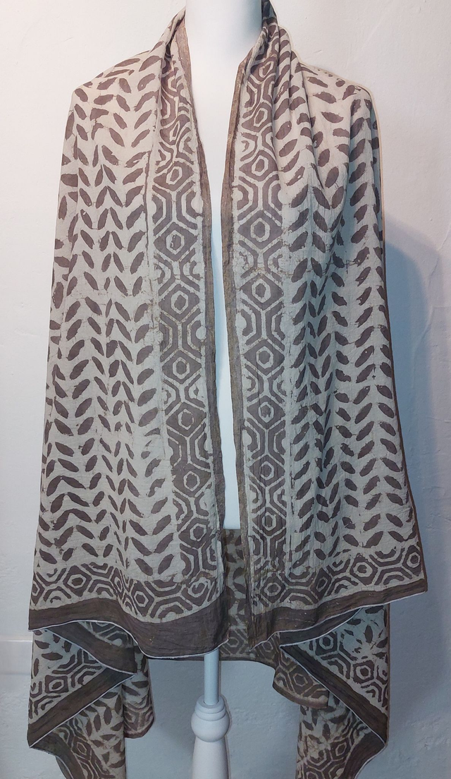 Paréo de plage en coton voile indien imprimé à la main – Motif artisanal - Teinture naturelle beige et taupe – Étole &amp; châle bohème  - Slow fashion