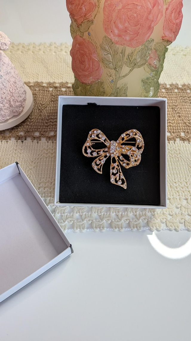 Bow brooch 