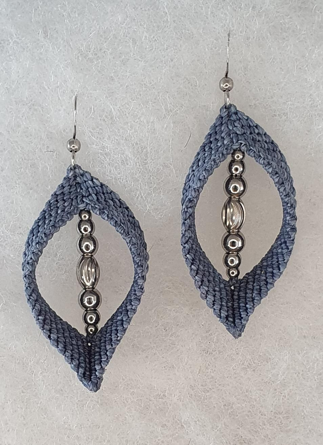 Boucles d'oreilles bleu tendre en micro macramé 
