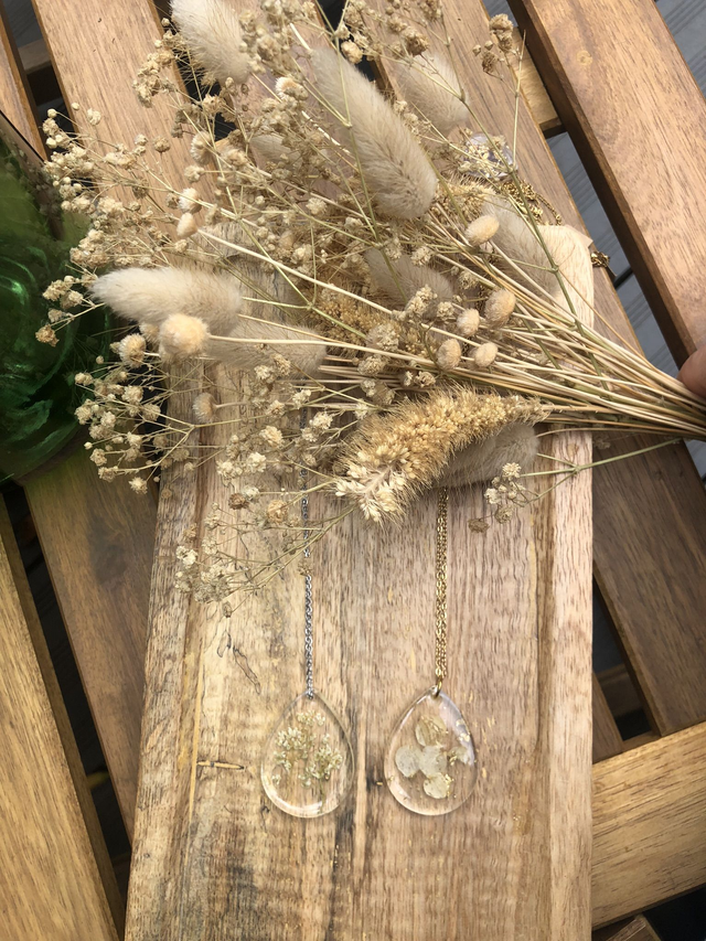 Collier &quot;goutte d&#039;eau&quot; en fleurs séchées