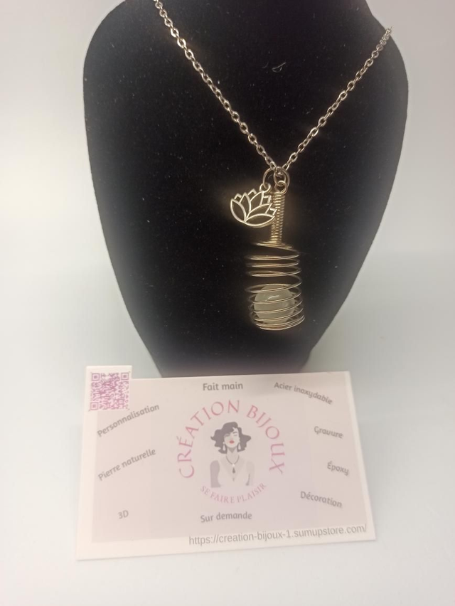 Collier en pierre de lune avec lotus