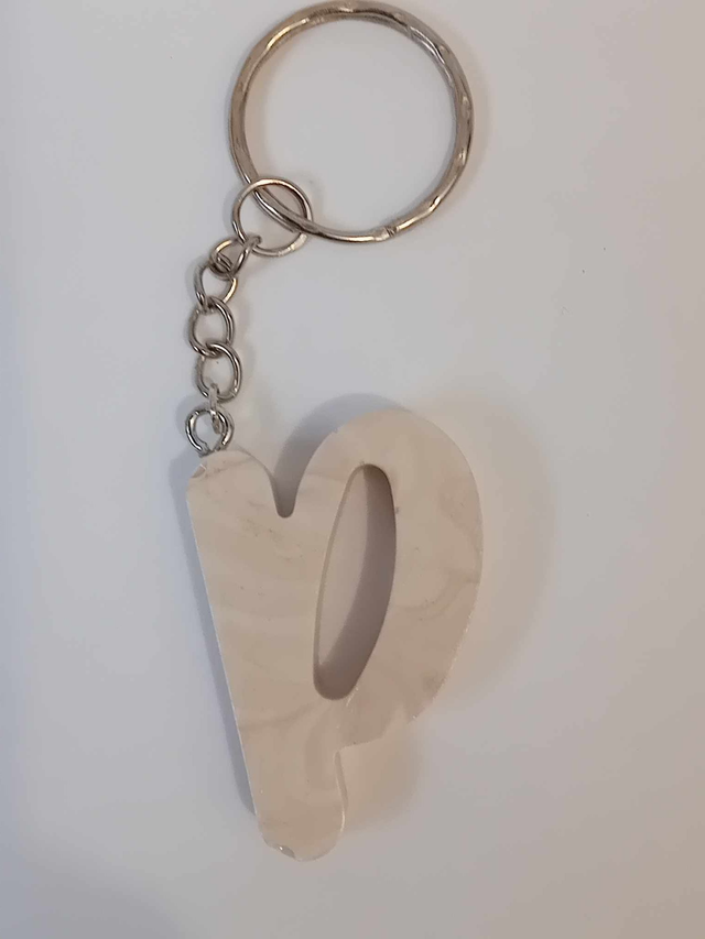 Porte clef lettre P en jesmonite 