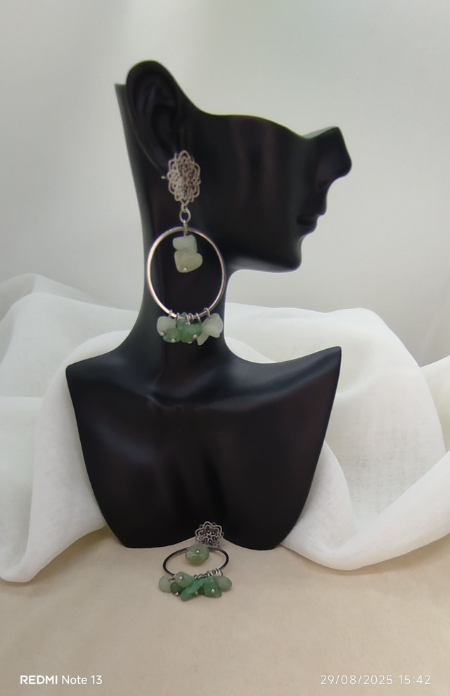 Clous d&#039;oreilles forme &quot;fleur&quot; et anneaux en acier inoxydable et pierres naturelles baroques aventurine verte.