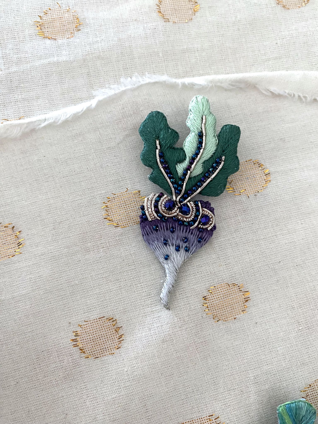 Broche brodée navet violet bleu