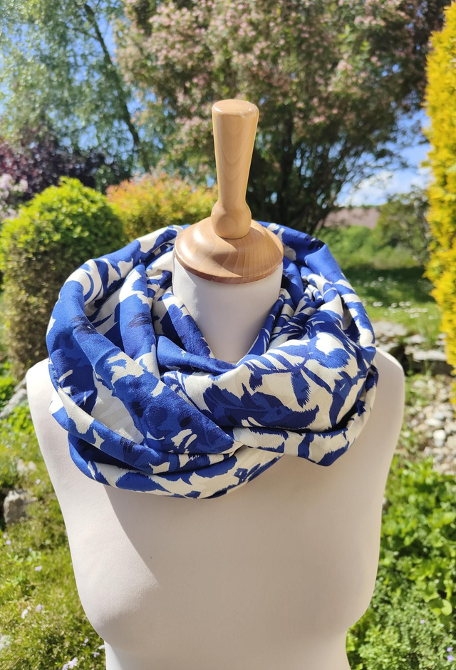 Tour de cou fleurs bleu azur 