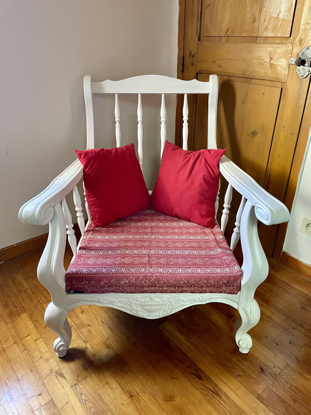 Fauteuil blanc et rouge