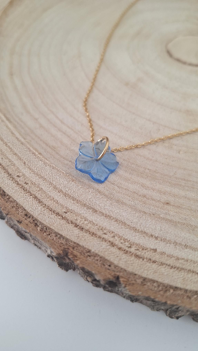 Collier doré fleur hibiscus bleue