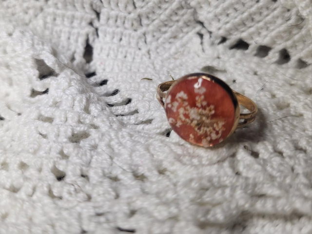 Bague flzurs blanches fond couleur pêche 