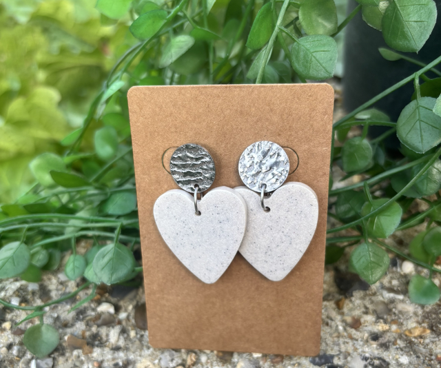 Boucles d’oreilles résine blanc et gris argenté à paillettes 