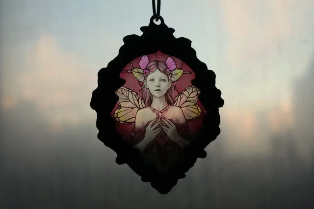 Suspension- La Fille aux papillons