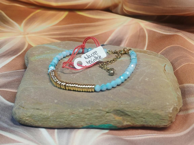 Bracelet nacre teintée facettée et laiton