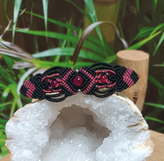 Barrette en micro-macramé et œil de tigre teinté