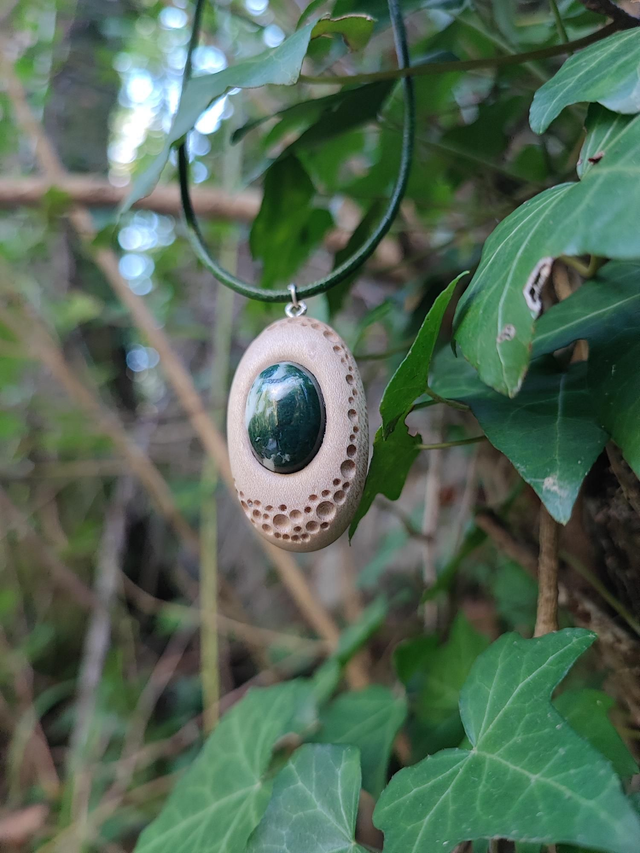 Pendentif en Bois d'Érable Sycomore, Agate Mousse et Cordon Cuir