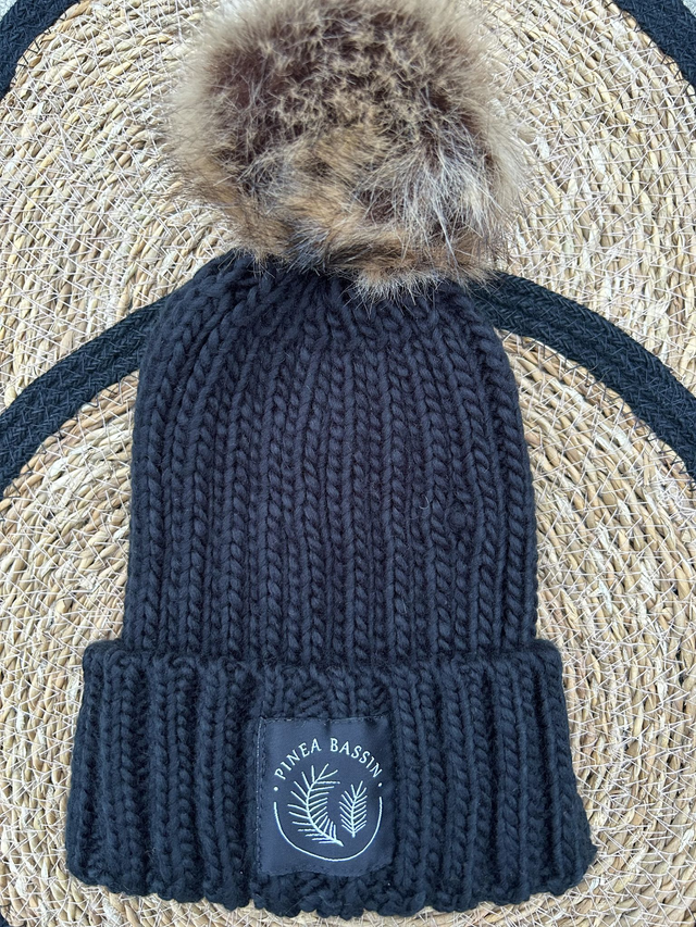 BONNET AVEC POMPON AMOVIBLE NOIR