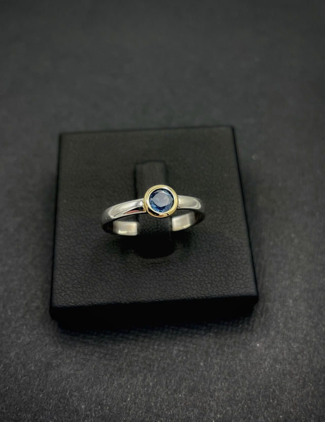 Bague classique argent, or et saphir.