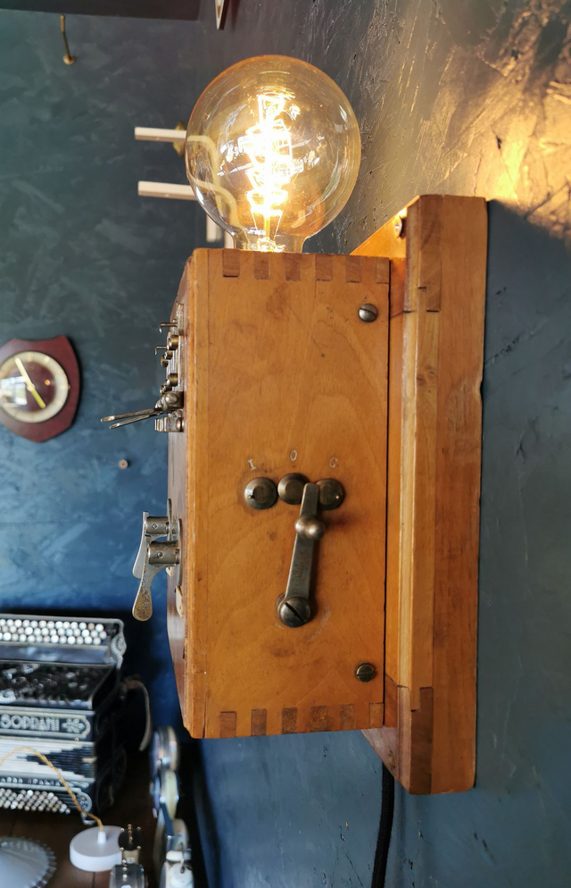 Applique murale lampe vintage standard téléphonique bois "Picart Lebas"