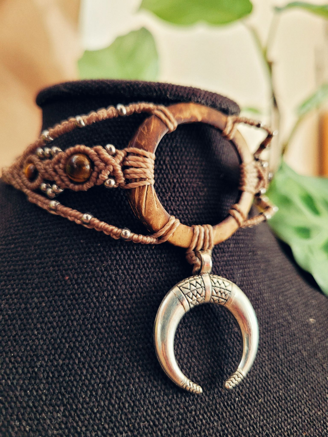 Ras de cou ethnique en micro-macramé – œil de tigre et rond de noix de coco
