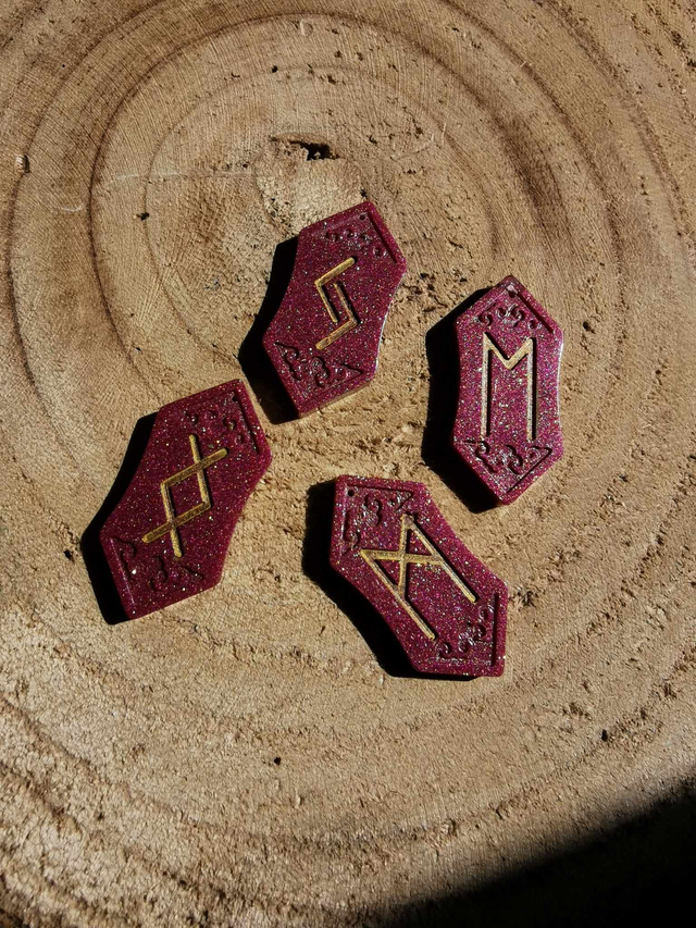 Rouge à paillettes dorées