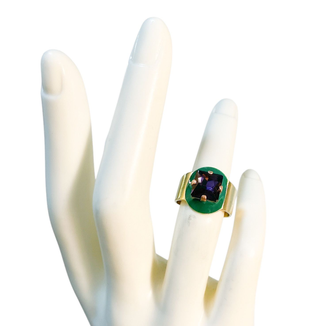 Anello tondo con smalto verde e pietra quadrata viola
