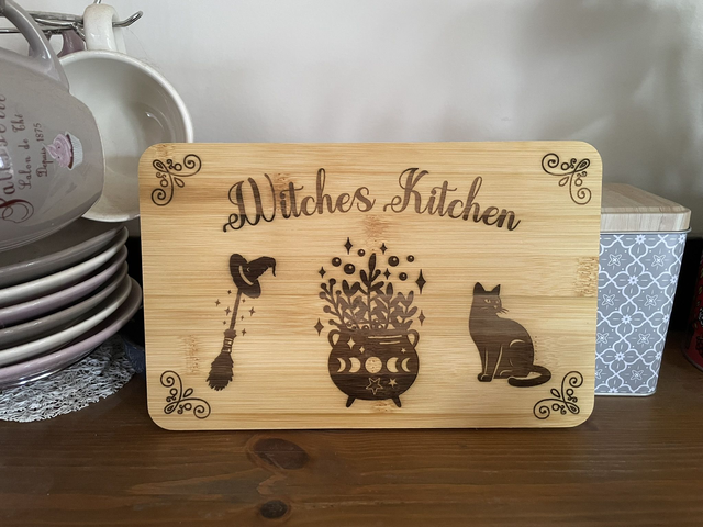 🌙Planche Petit Déjeuner en Bambou – Gravure “Witches Kitchen”