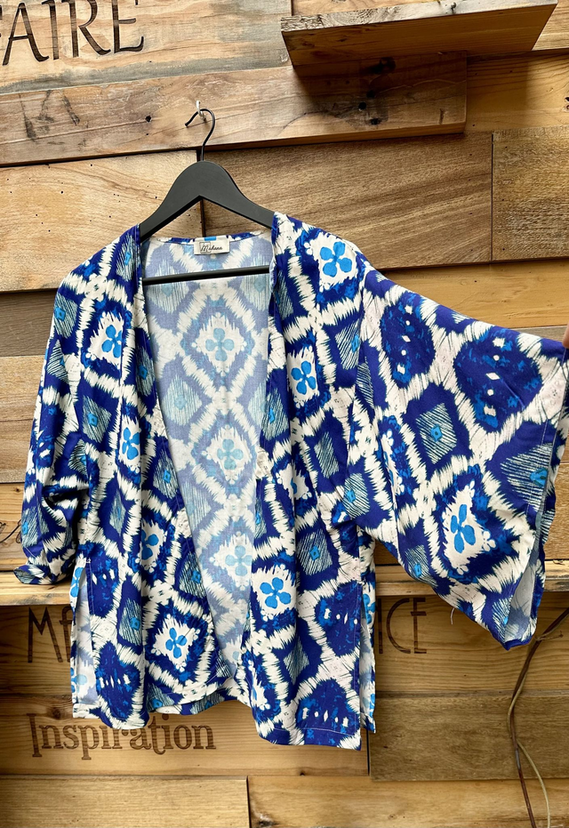 Kimono mi-long motifs bleus sur fond crème