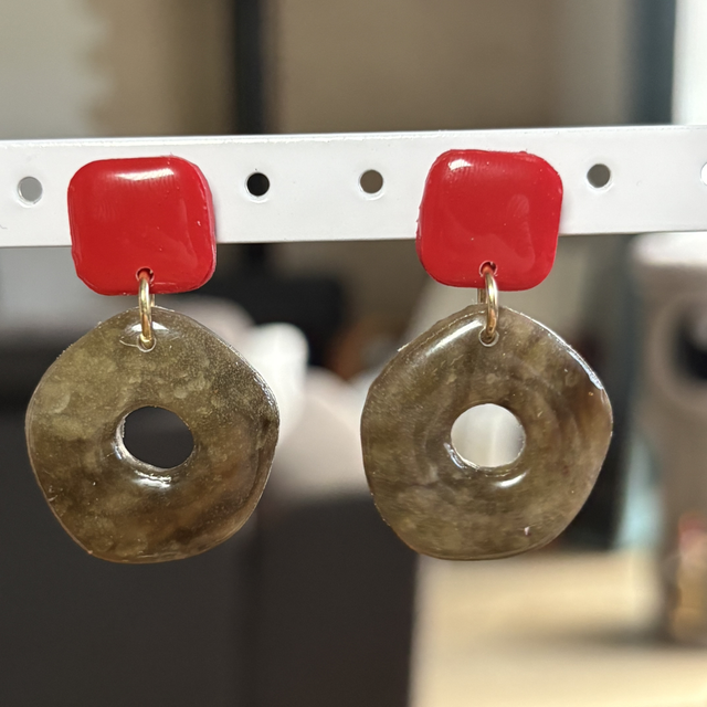 Boucles d'oreilles pendantes rondes Pierre et rouge 