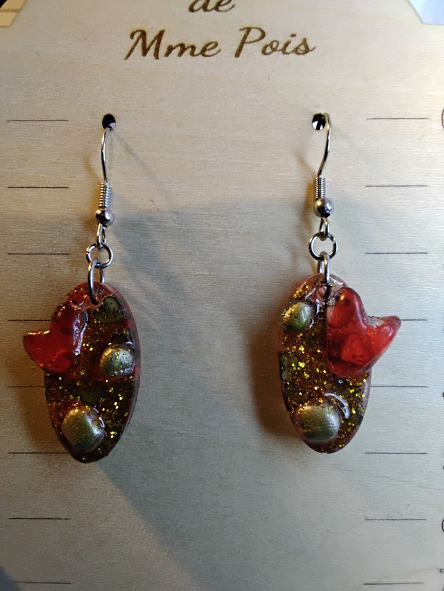 Boucles d’oreilles Cœur en Résine – Incrustations Bois, Or Pailleté et Rouge