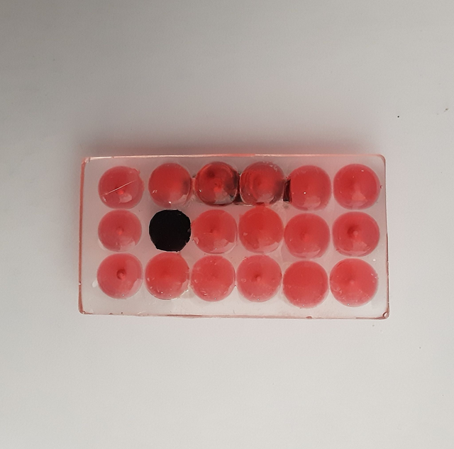 Broche rectangle moyen collection Cabochon fond transparent et cabochon rouges translucides et rond noir