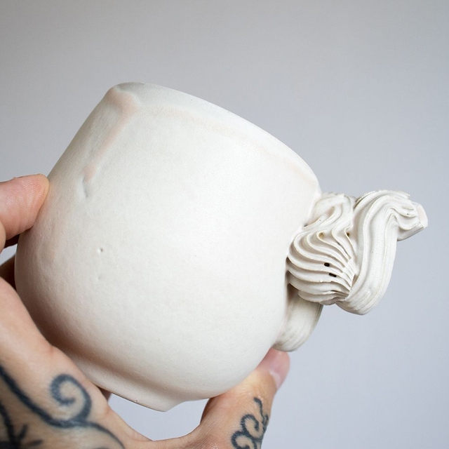 Tasse beige rosée, anse meringue - Prix réduit cause défaut 