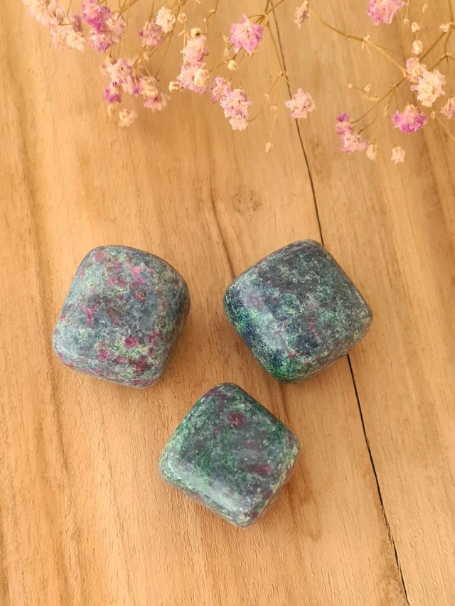 Rubis fuschite sur cyanite - Force &amp; douceur