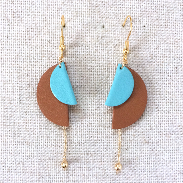 Boucles d’oreilles « Clé de sol » dorées, cuir caramel et turquoise