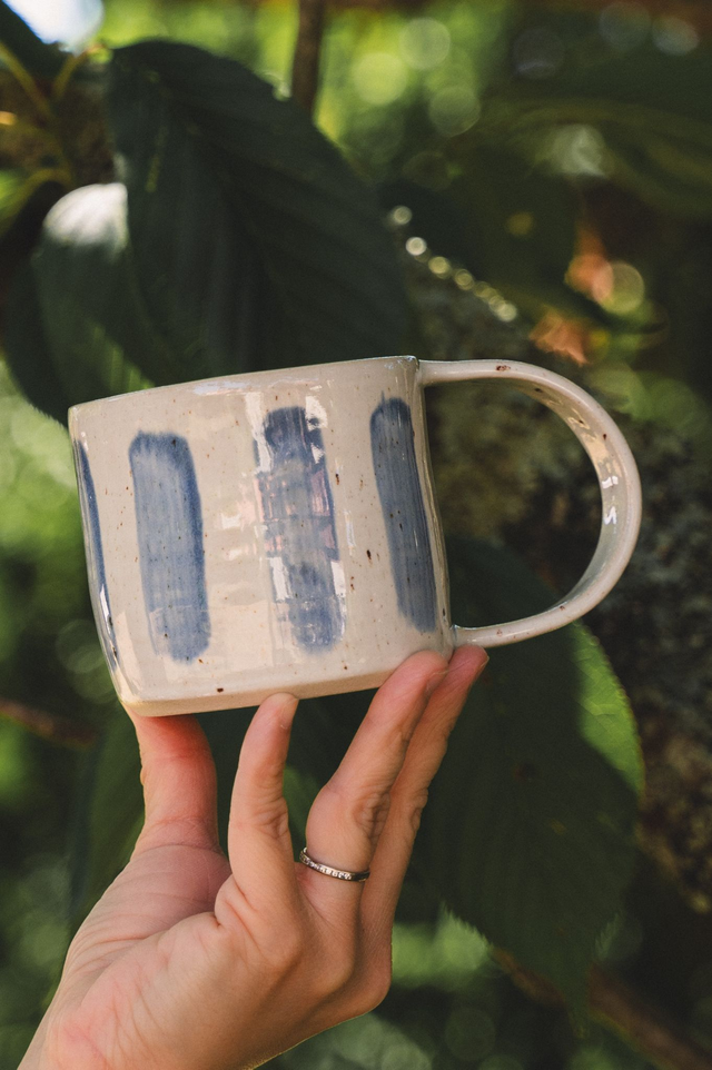 Mug blanc tacheté avec rayures bleu foncé 💙