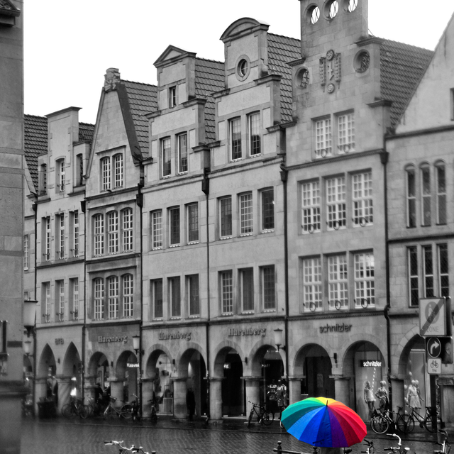 Bunter Schirm im Regen