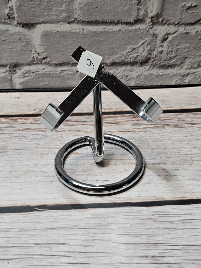 ⚜️ Socle en métal – Spécial pour cœur en pierre 