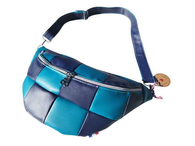 Sac banane en patchwork de simili cuir bicolore bleu clair et foncé