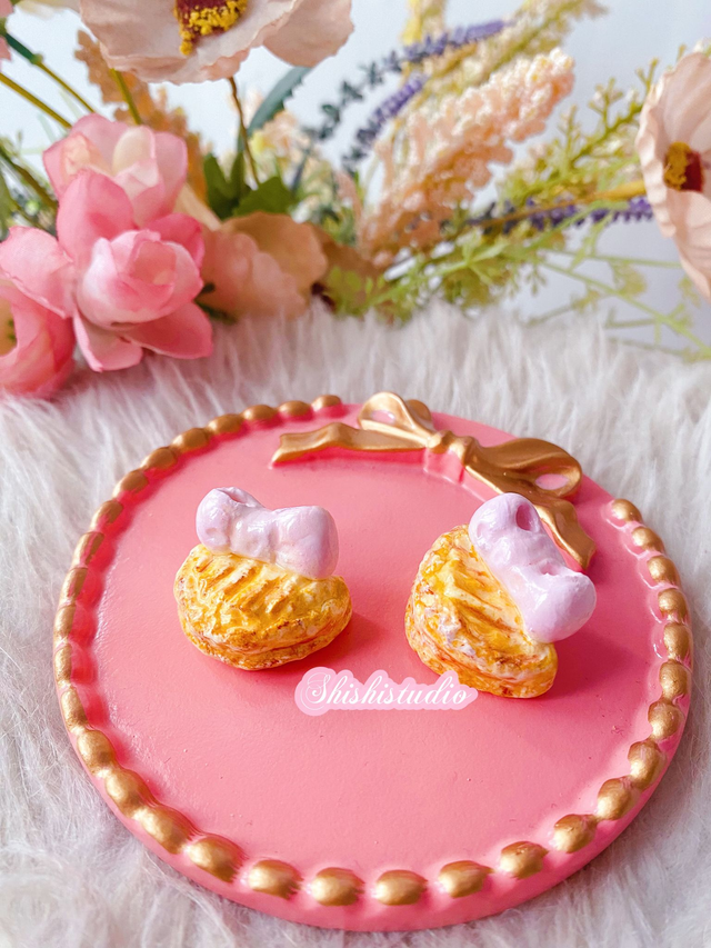 Miniature chausson aux pommes chopsticks/brush rest