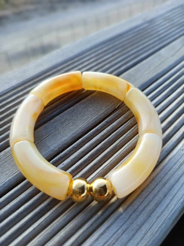 Bracelet perles tubes incurvées acryliques marbrées Khazaana Jaune