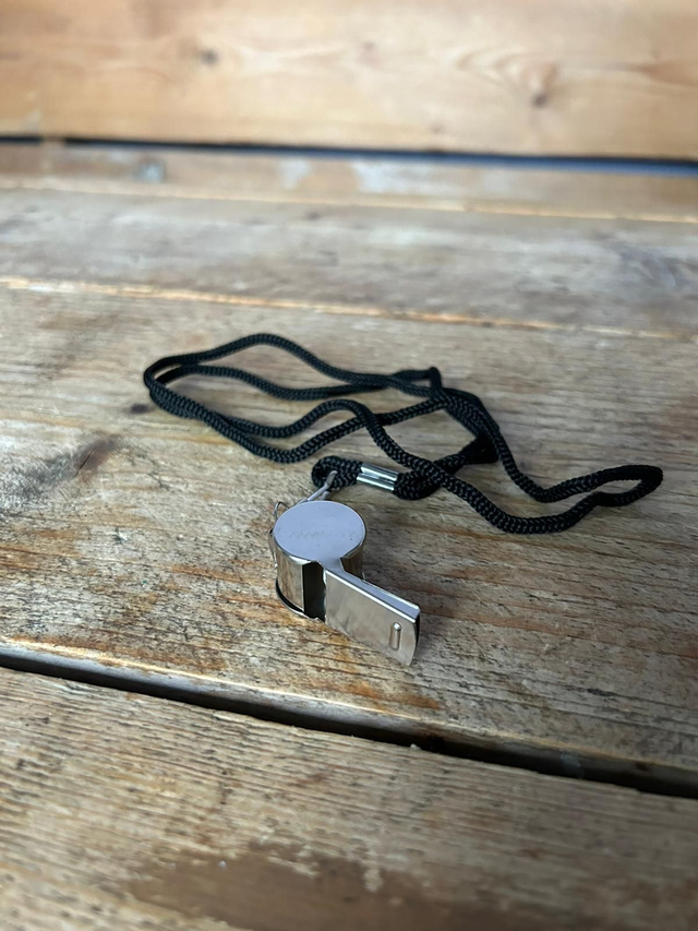 scheidsrechter fluitje, rvs met zwart koord