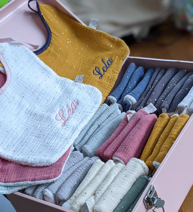 0PTION BRODERIE du prénom sur Bavoir