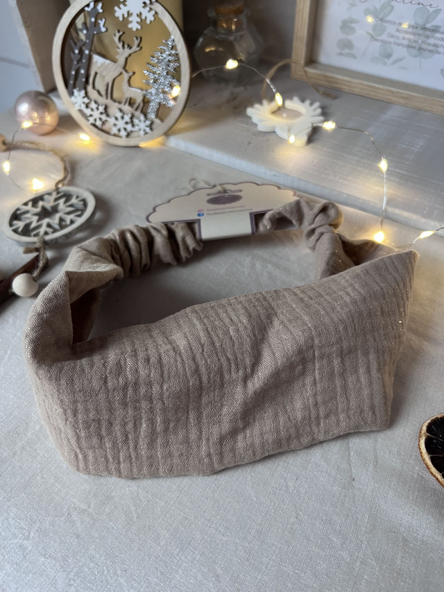 Bandeau simple et large en double gaze de coton beige foncé et reflets irisés dorés 