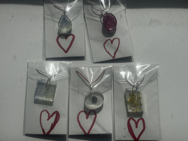  Įvairios formos . Kaklo papuošimas