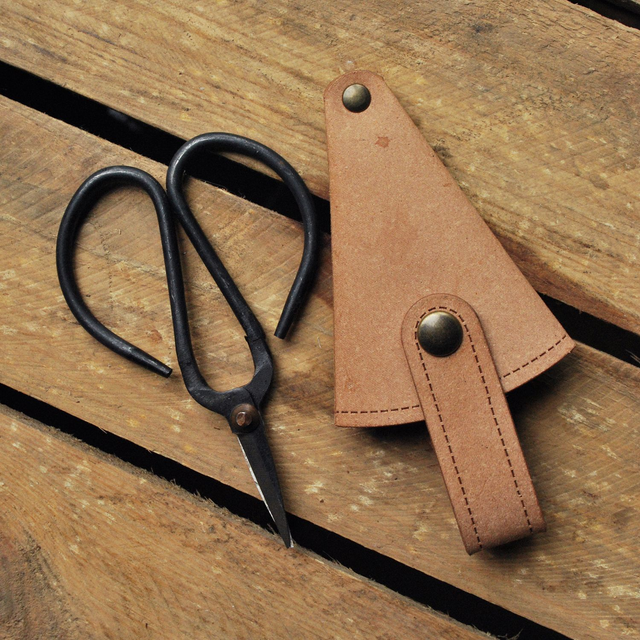 Small Garden Scissors in Leather Pouch