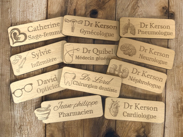 Badges personnalisés en bois métiers domaine médical 