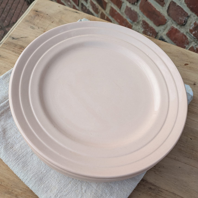 Assiette rose pâle