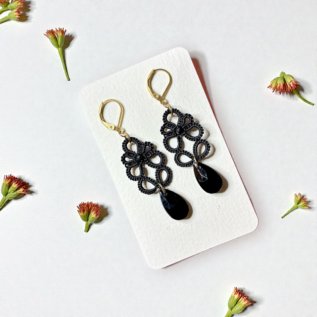 Boucles d'oreilles en dentelle de frivolité et perle en cristal