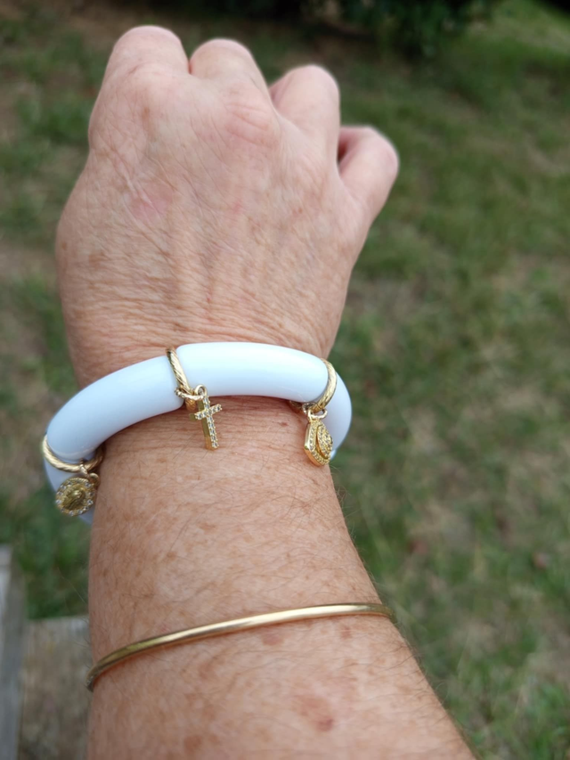 Bracelet perles tubes incurvées acrylique Sara Ki Jyoti