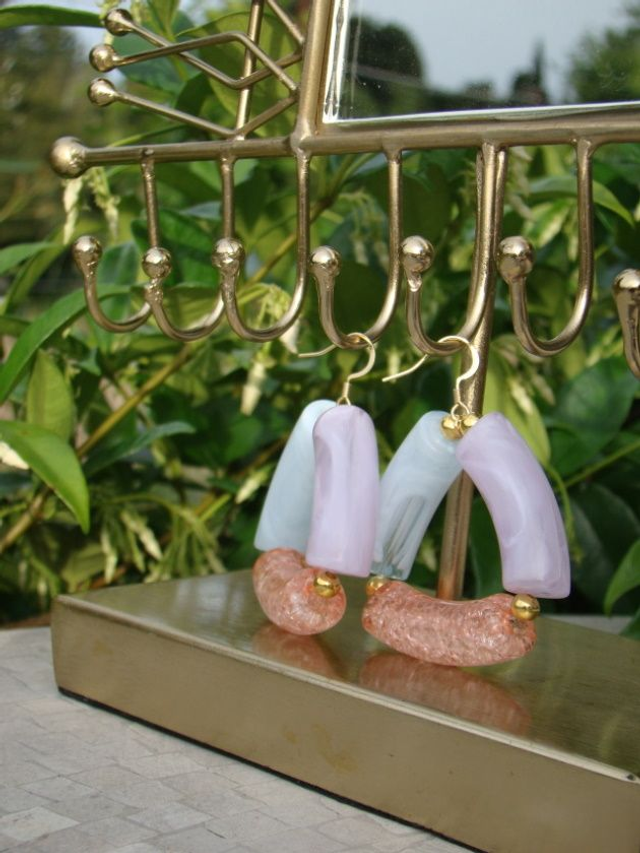 Boucles d&#039;oreilles perles tubes incurvées craquelées Daraar Vinamrata