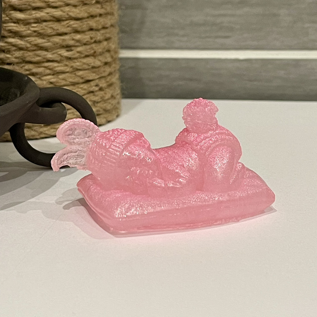 Bébé qui dort avec petit bonnet 