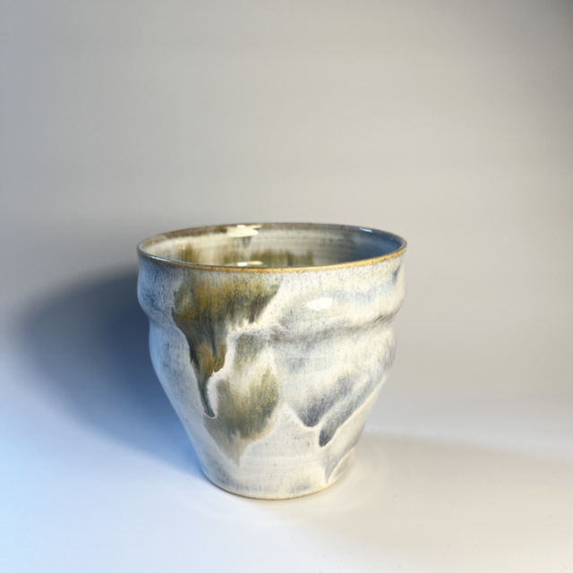 Becher creme lila braun wellig 